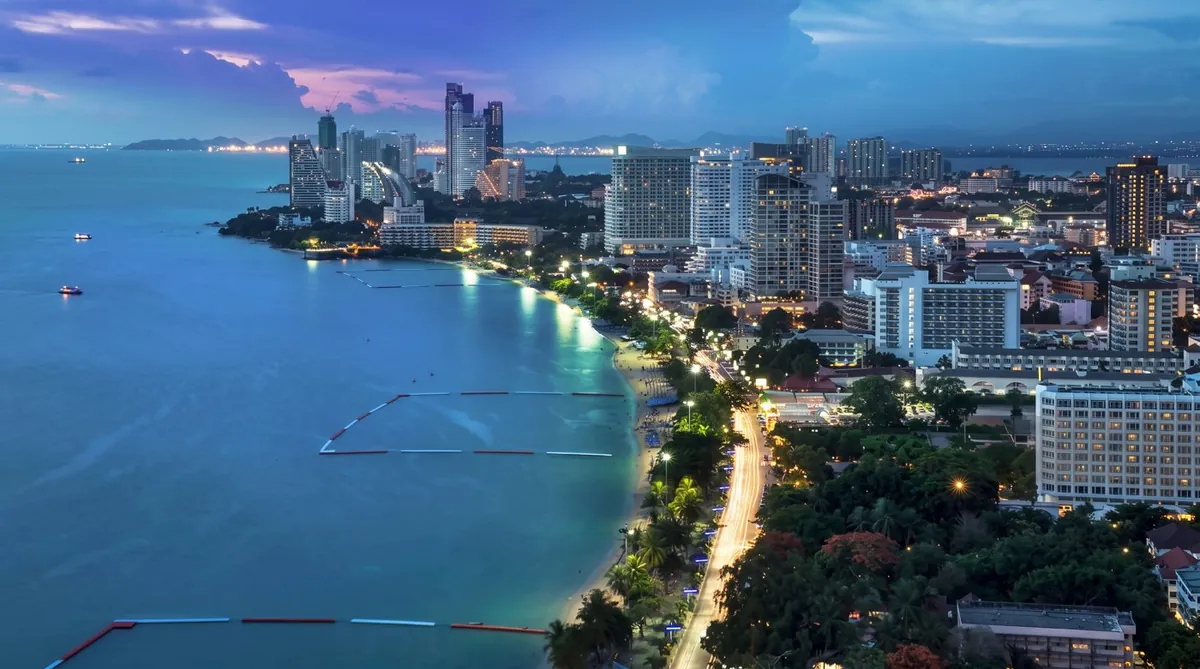 Pattaya Skyline bei Nacht entlang der Bucht